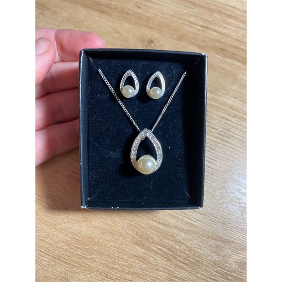 Pearl and Rhinestone Matching Necklace and Earrings (x2) Set - Picture 4 of 8